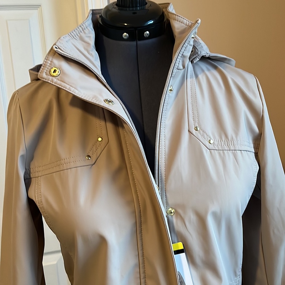 Adorable looking little Rain Coat, perfect for rainy days - Picture 3 of 8